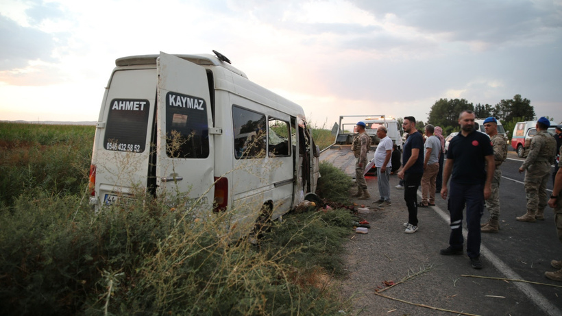 Şanlıurfa'da işçi servisi tahliye kanalına devrildi: 15 yaralı