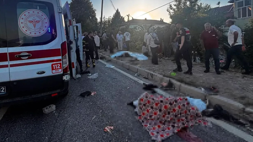 Düzce'de katliam gibi kaza! Tarım işçilerini taşıyan araç TIR'la çarpıştı: 4 ölü 9 yaralı