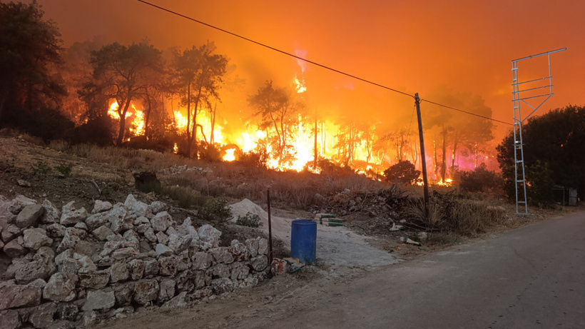 Antalya alev alev! Yangın ikinci güne girdi: Evler tahliye edildi, alevler yollara dayandı