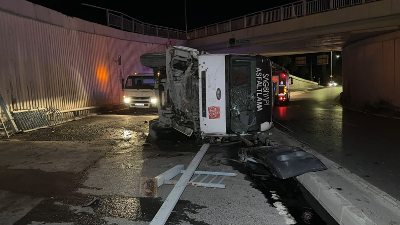 Avcılar'da asfalt kamyonu alt geçide düştü: 1 yaralı
