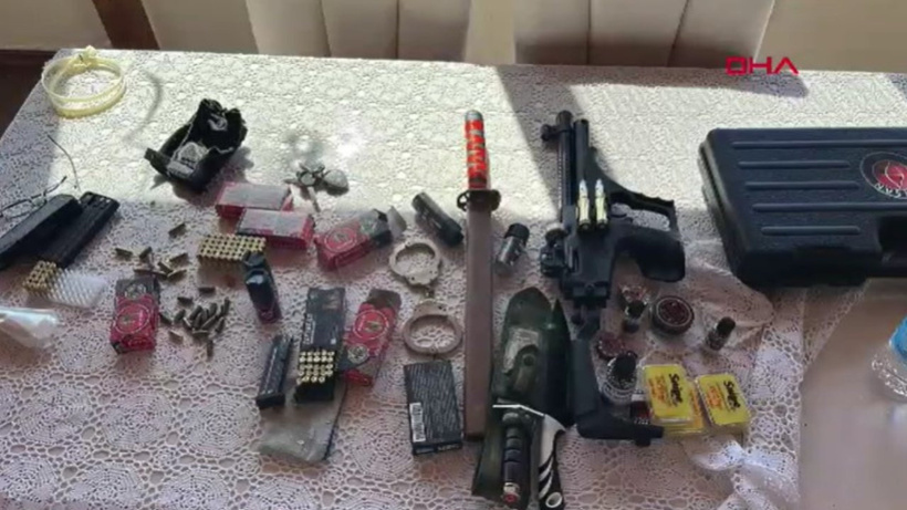 Ev sahibi çifti silahla öldürmüştü: Evinde yapılan arama kan dondurdu! 331 adet fişek, kılıçlar