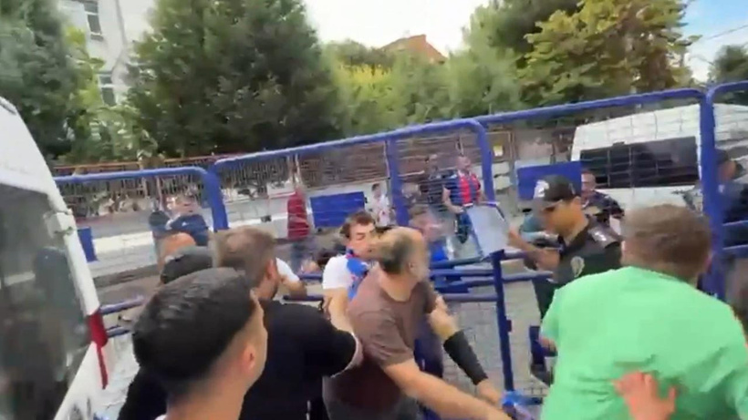 TFF 3. Lig maçında ortalık karıştı: Taraftarlar polis barikatlarına saldırdı