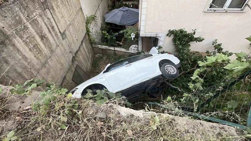 Eyüpsultan'da uçan otomobil: 3'üncü katın balkonuna çarpıp bahçeye düştü