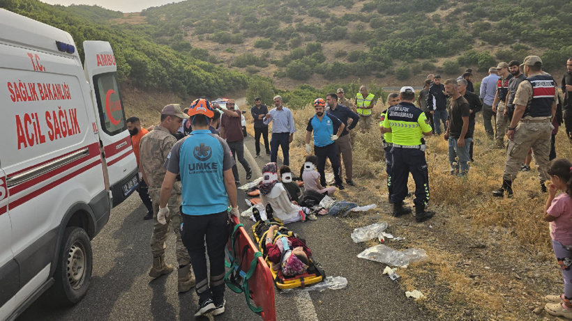 Bingöl’de minibüs şarampole devrildi! 10 yaralı