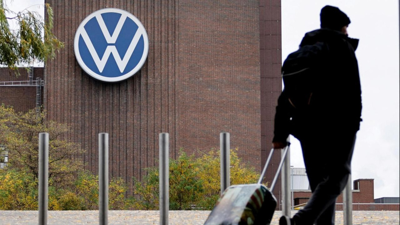 Alman otomotiv devi Volkswagen'deki kriz sürüyor: Hisseleri çakıldı