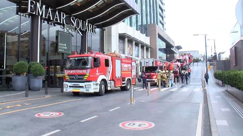 İstanbul'da ünlü AVM'de yangın çıktı
