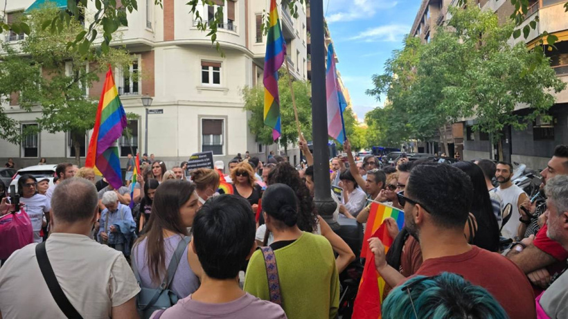 Türkiye'deki LGBTİ operasyonlarına Madrid'de protesto! Elçilik önünde toplandılar