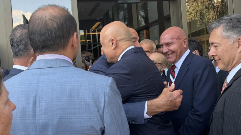 Fettah Tamince ve Tom Barrack sarıldı