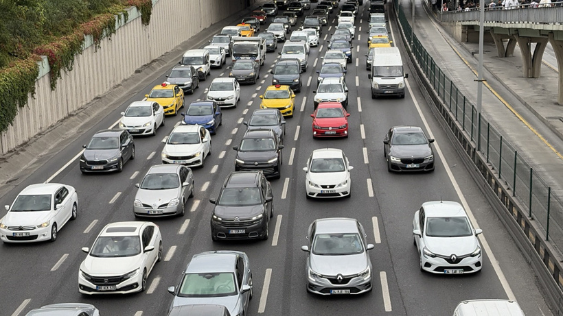 İstanbul'da sabah mesaisi trafikle başladı: İETT seferlerinde iptaller ve rötarlar var