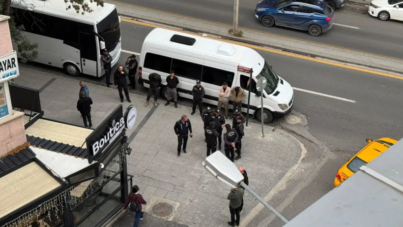 Ablukaya rağmen MEB'e yürüdüler: Önlüğünü yere attı, 'Eğitim ciddi iştir, bakan ciddiyetsizdir'