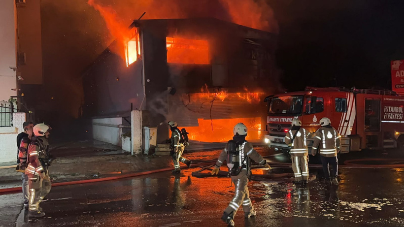 Esenyurt'ta korkutan yangın: Fabrika ve 4 iş yerine sıçradı
