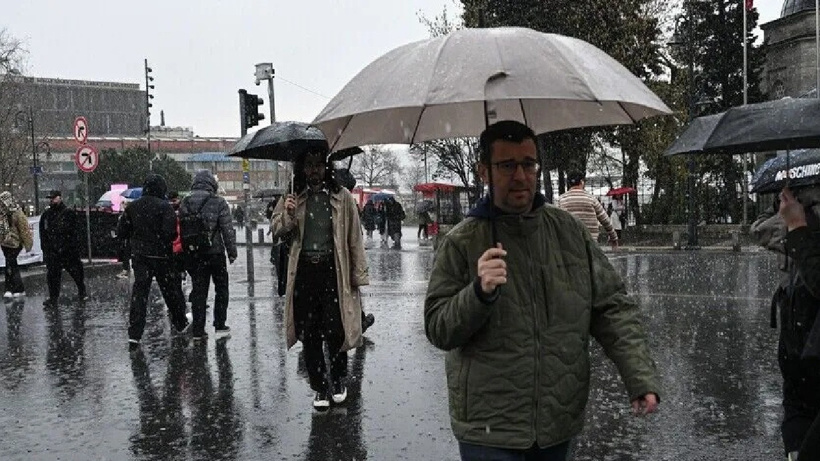 AKOM yağışın İstanbul'u terk edeceği saati açıkladı