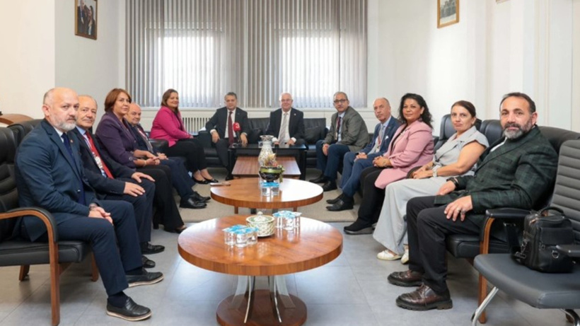 Burcu Köksal'dan Atatürk fotoğrafının yerine Erdoğan fotoğrafı