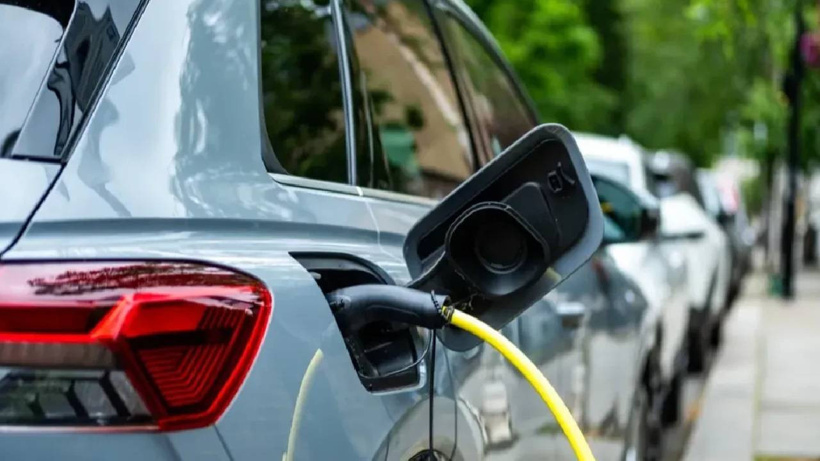 Elektrikli otomobiller için yeni şarj cihazı tanıtıldı: Benzin almaktan daha hızlı
