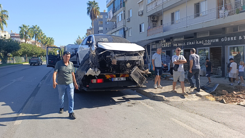 Önce yayaya çarptı sonra durağa daldı 3 kişiyi yaraladı! O anlar kamerada - Resim : 2
