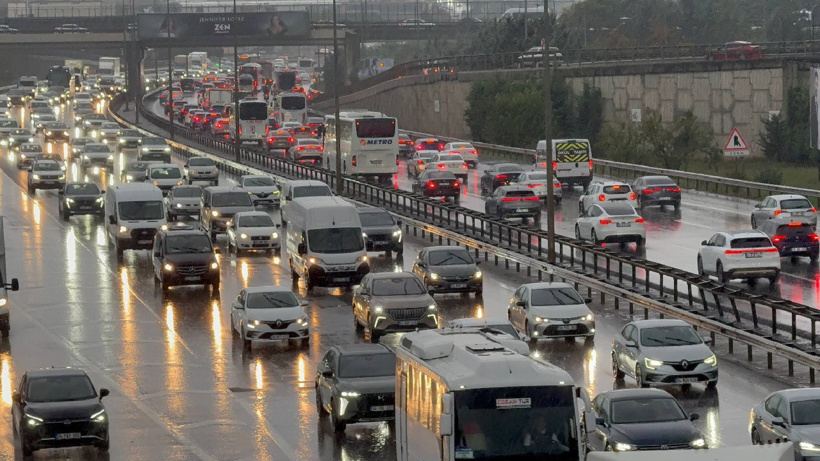 Yağmur İstanbulluları esir aldı! Duraklar tıklım tıklım yollar kilit