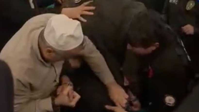 Eyüpsultan Camii'nde büyük panik: Silahını çıkarıp 4 el ateş etti! Gözaltılar var