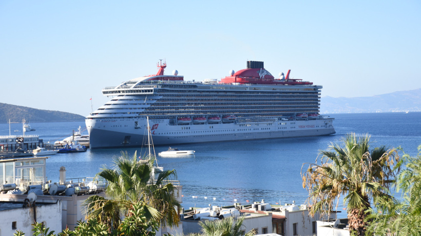 Yolcu sayısının yarısı kadar personeli var: Dev kruvaziyerden inen binlerce turist Bodrum’a akın etti