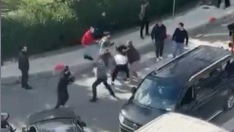 Kavşakta bir anda birbirlerine girdiler: Kafa attı, ortalık savaş alanına döndü!
