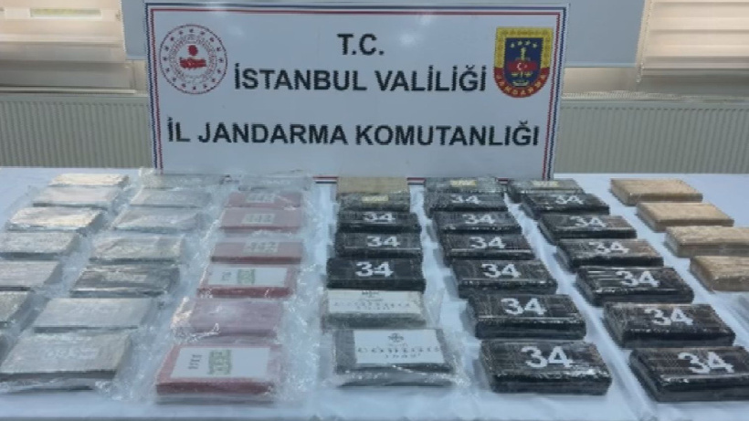 Dinlenme tesisi yakınında durduruldu: Araçtaki siyah poşetin içinden 50 kilo çıktı! 2 gözaltı