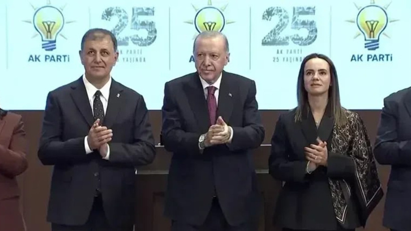 AKP’ye katıldı: Rozet takınca Erdoğan'dan övgüyle bahseden Cemil Tugay da geleneğe uydu