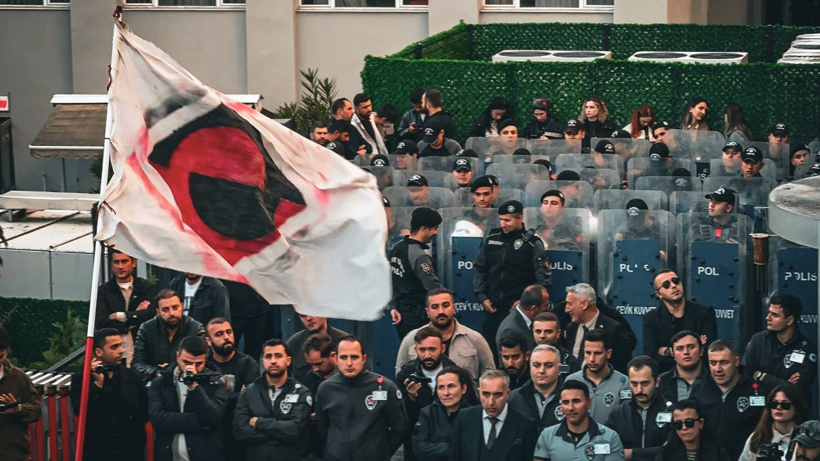 Zam öfkesi dinmiyor, Boğaziçili öğrenciler ayağa kalktı: Kampüse yine polis barikatı kuruldu!