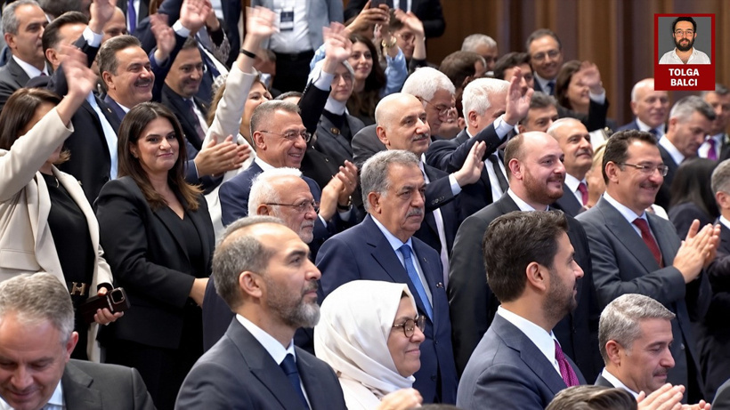 Cemil Tugay'a rozet takılırken salonda yüzü gülmeyen sadece bir kişi vardı! İşte nedeni