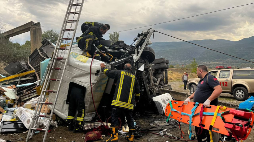 Kargo kamyonu 25 metreden uçtu: Parçaları dört bir yana dağıldı!