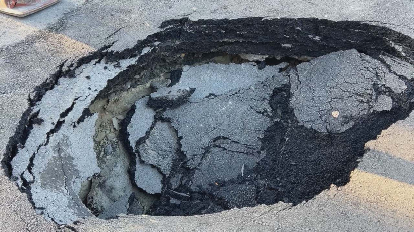 Tam 1 ay önce yapılmıştı: Okul servisi geçti, yol çöktü!