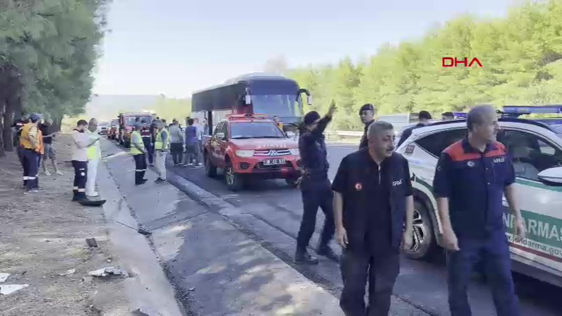 Son Dakika | Tur otobüsü ile minibüs çarpıştı: Çok sayıda ölü ve yaralı - Resim : 1