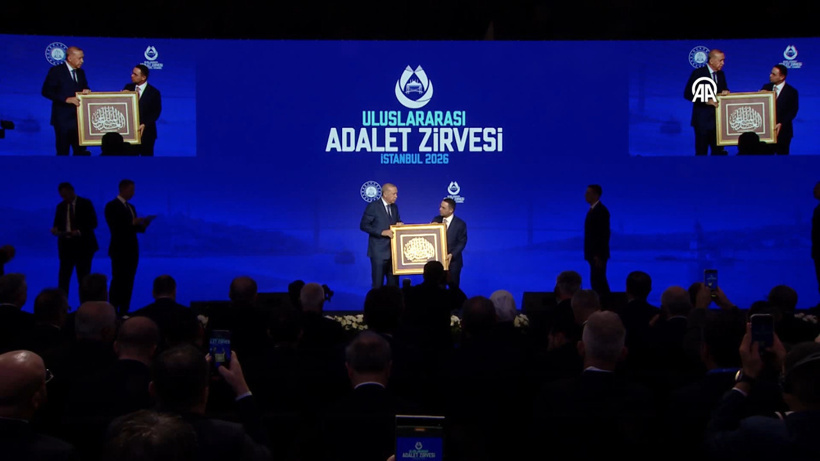 Akın Gürlek'ten Erdoğan'a celi sülüs hatlı hediye! Anlamı buymuş