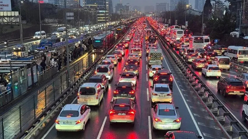 Mesai çıkışı İstanbul kilitlendi: Yollar yine doldu taştı yoğunluk yüzde 80'i aştı
