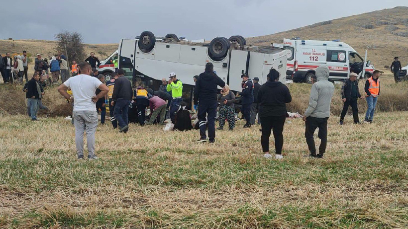 Afyonkarahisar'da midibüs şarampole devrildi: Çok sayıda yaralandı