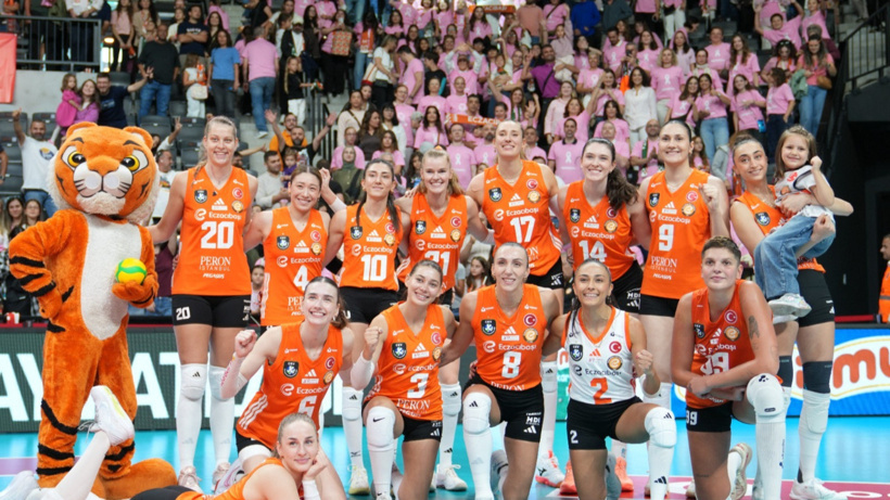 Meme kanseri farkındalığı için bütün salon pembeye boyandı: Voleybolcularla sahaya çıktılar