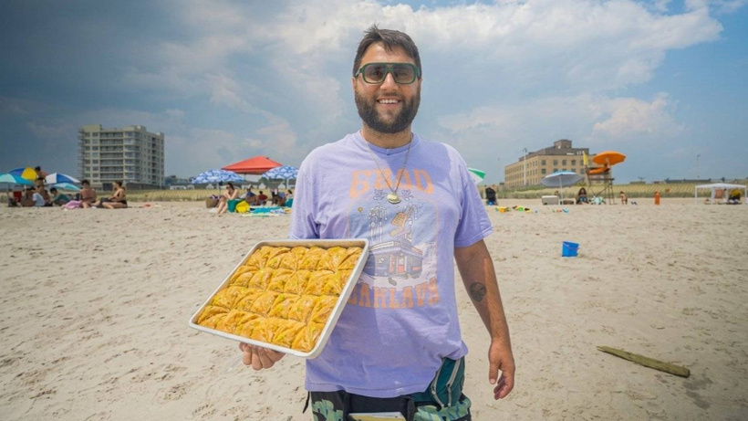 Dükkanı yok ama 11 çalışanı var! Türk baklavasını New York sokaklarında tepsi tepsi satıyor