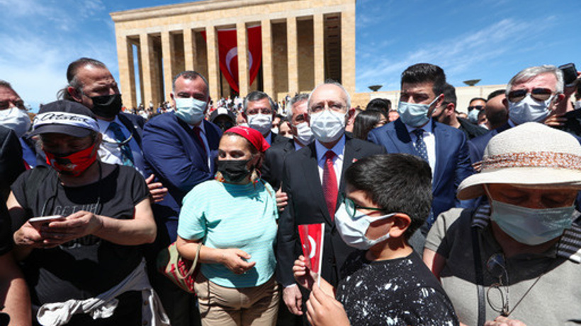 Kılıçdaroğlu, gençlerle birlikte Anıtkabir'i ziyaret etti