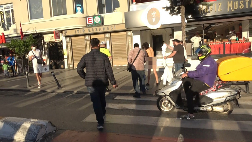 Turist kadın Taksim Meydanı'nda soyundu