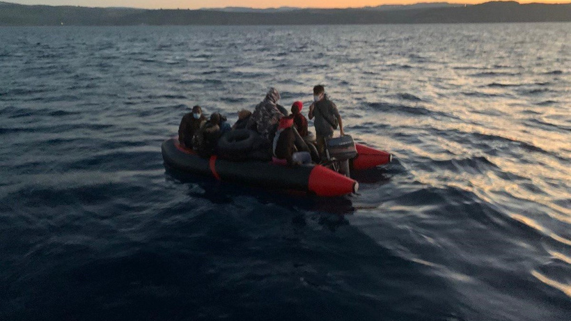 Yunanistan'ın ölüme terk ettiği 12 kaçak göçmen kurtarıldı