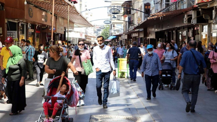 Vakaların 20 günde 2 kat arttığı Gaziantep'te, çarşı ve meydanlarda yoğunluk