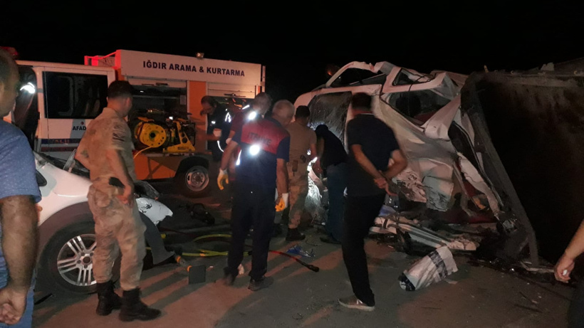 Iğdır'da kamyonetler kaza yaptı: 1 ölü,1 yaralı