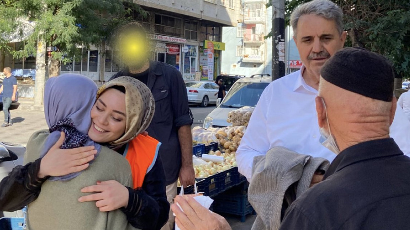 AKP ilçe başkanı polise parti broşürü taşıttı