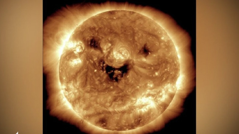 NASA, güneşi 'gülümserken' yakaladı
