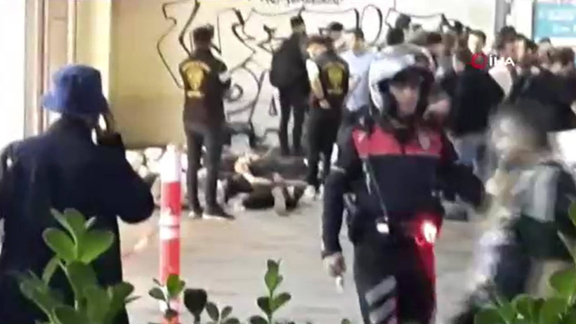 Taksim'de Onlarca Kişi Birbirine Girdi Tekmeler Havada Uçuştu: 17 yaralı