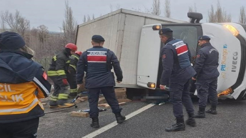 PTT'nin Kargo Aracı Devrildi: Ölü ve Yaralılar Var!