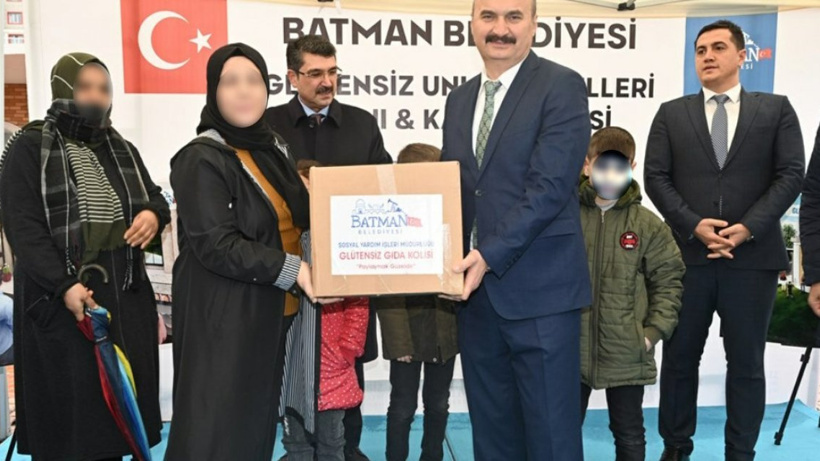 1 Koli 10 Poz: AKP'li Vekil Yardım Kolisiyle Şov Yaptı