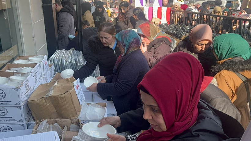 Bursa'da Açılışa Özel Bardak, Çanak, Tabak İzdihamı