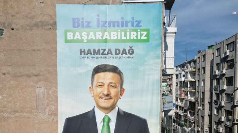 AKP’nin İzmir Adayı Hamza Dağ, Afişinden Ampulü Sildi, Tepki Geldi: "Bu Arkadaş Sizin Adayınız Mı?"