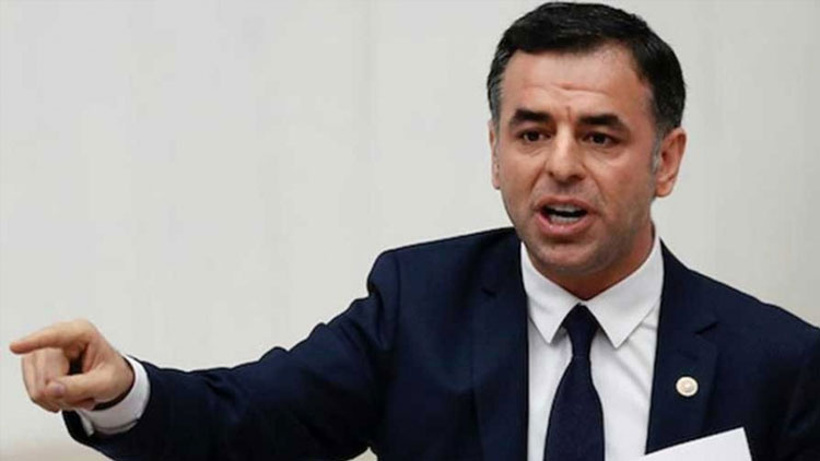 Öğrencilerin bilgileri AKP'li başkanla paylaşıldı, karneleri de o dağıttı