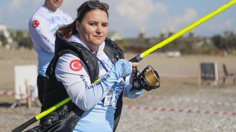 İki Çocuğunu Annesine Bırakıp En Büyük Balığı Yakalamaya Geldi