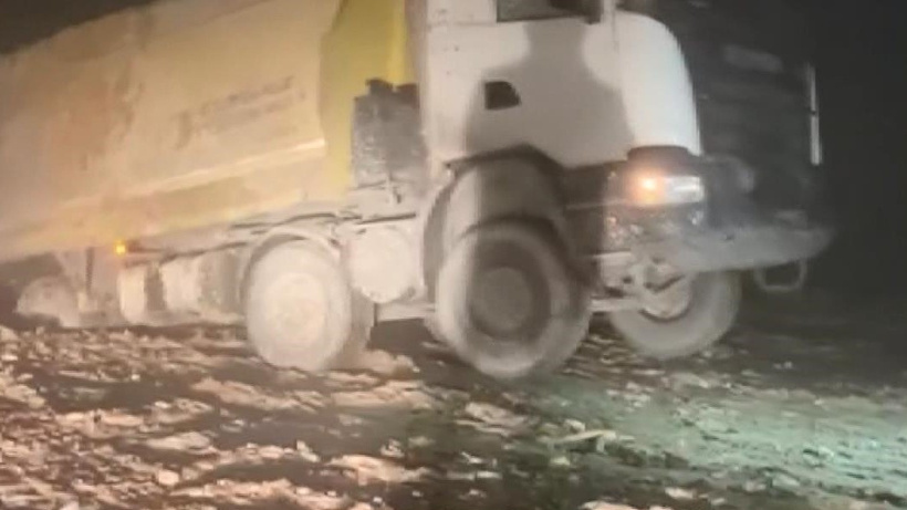 Hafriyat kamyonu uçurumdan yuvarlandı